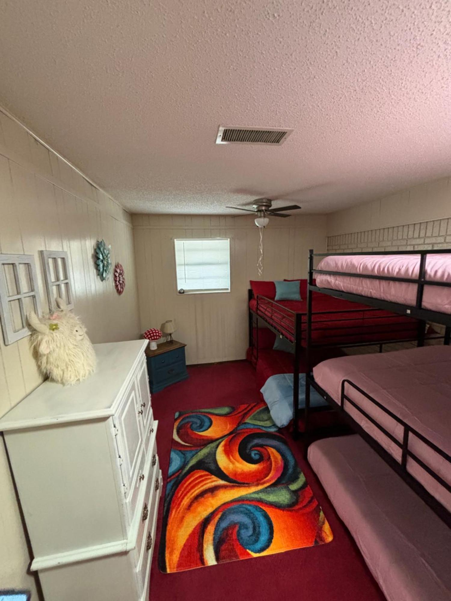 Wandering Wagon Located In Town Holiday home Murfreesboro